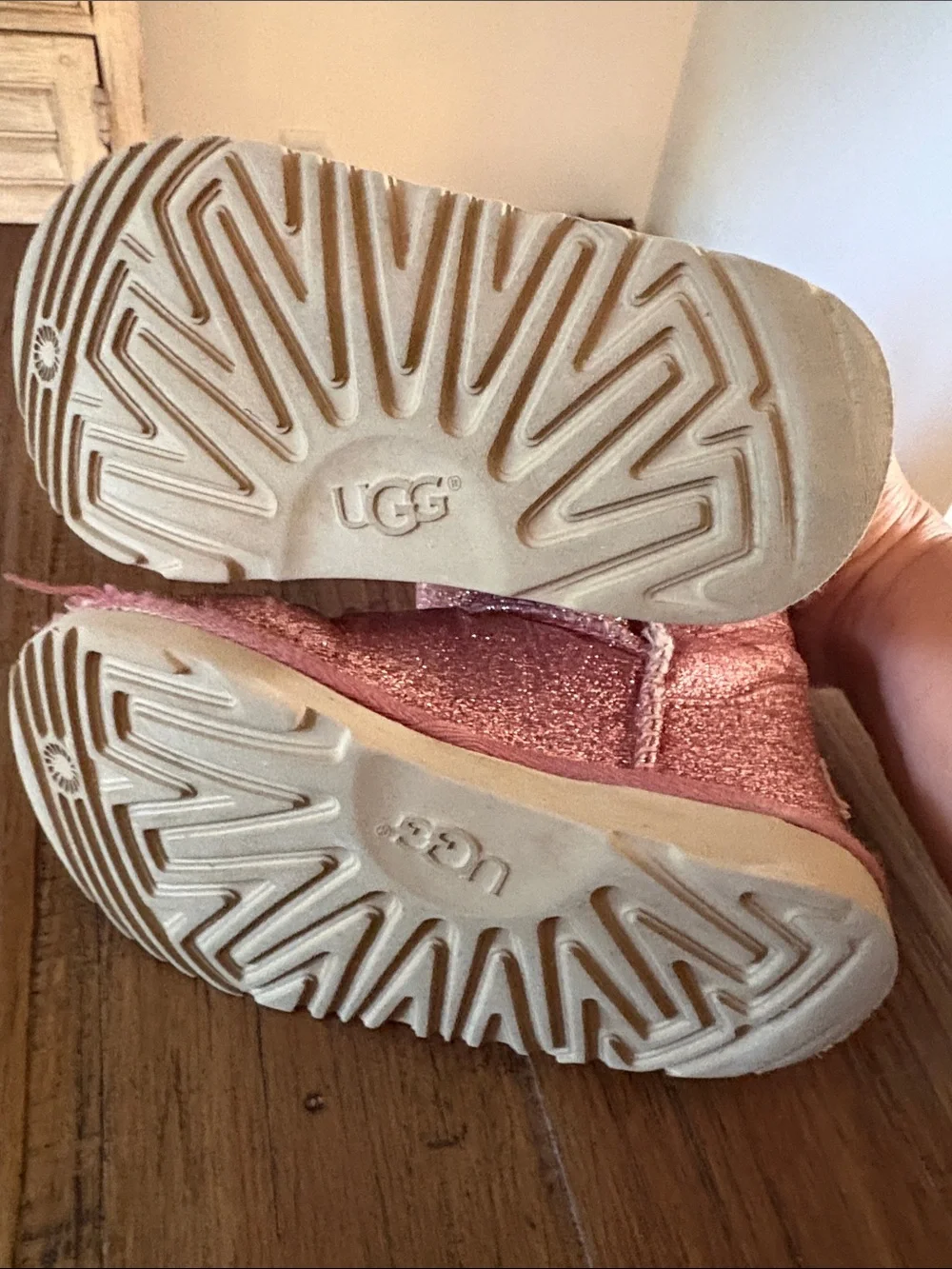 UGG shimmery rose